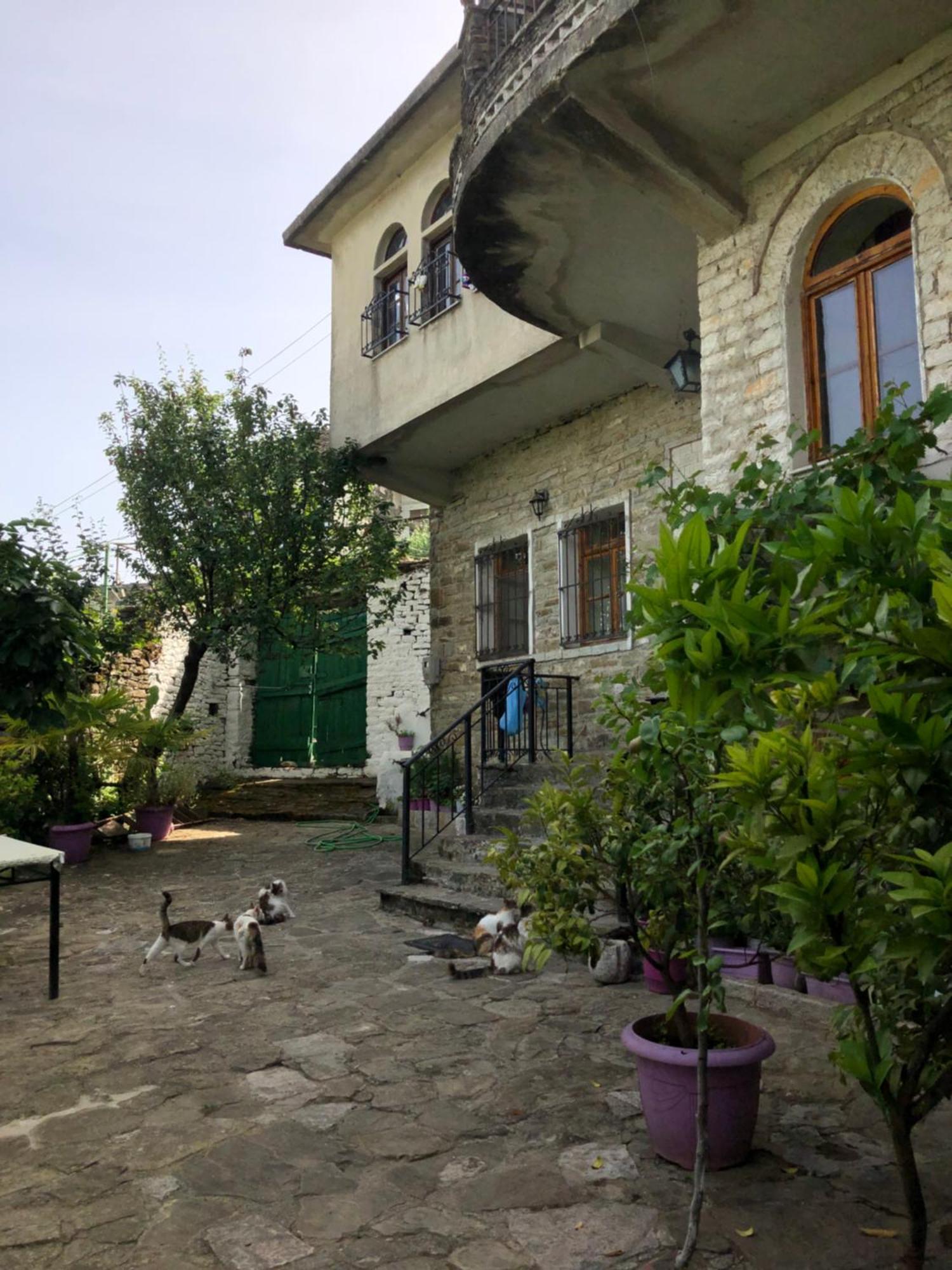 Stone Pazar Guest House Gjirokaster Bagian luar foto